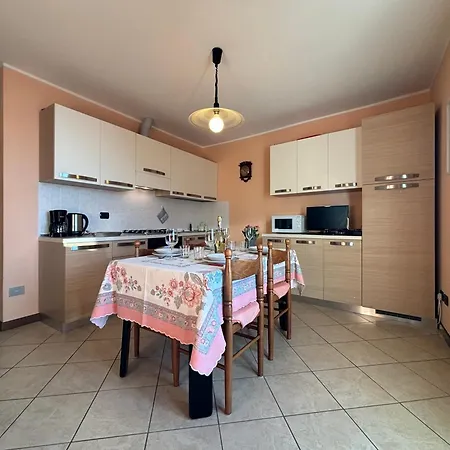 Stunning View Peglio - Larihome A45 Apartment *